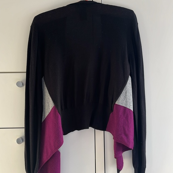 Sweater size small: black, silver, dark magenta and white - Picture 2 of 8